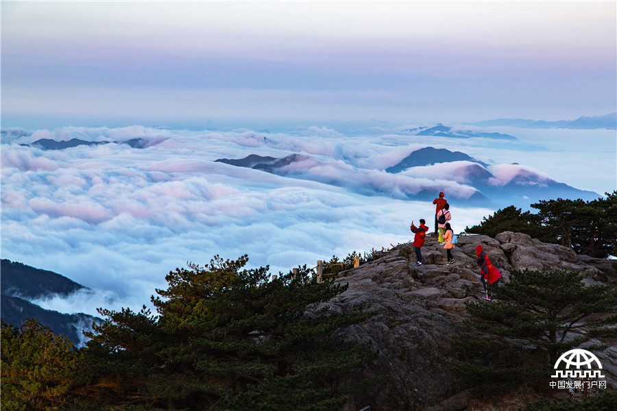黄山风景区万里云海波涛滚滚 游客热血沸腾