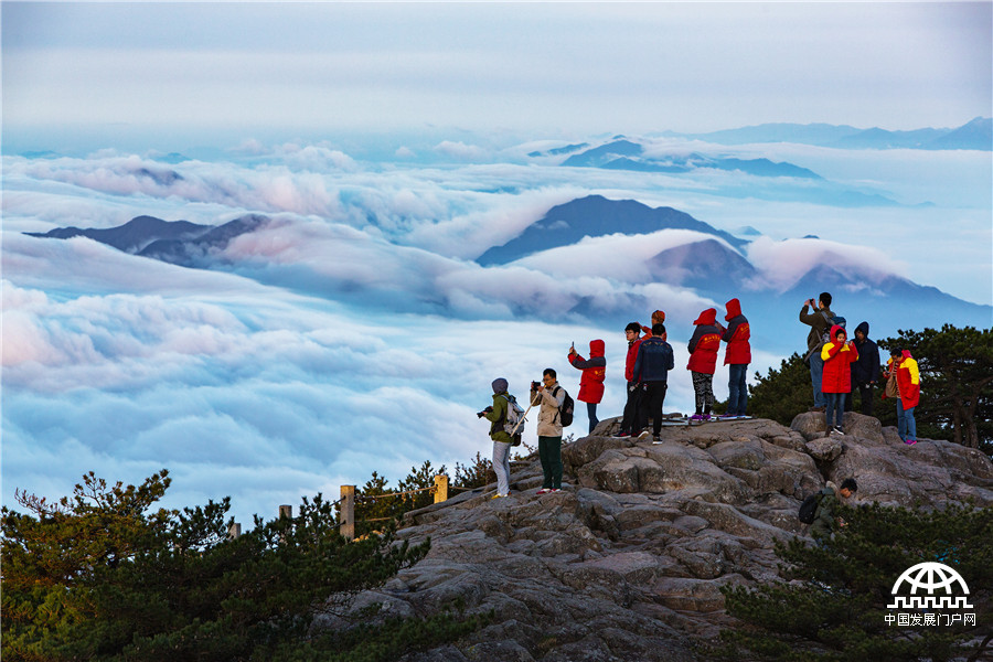 黄山风景区万里云海波涛滚滚 游客热血沸腾