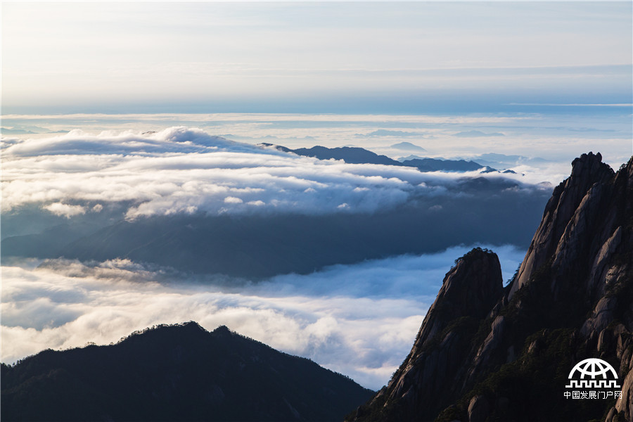黄山风景区万里云海波涛滚滚 游客热血沸腾