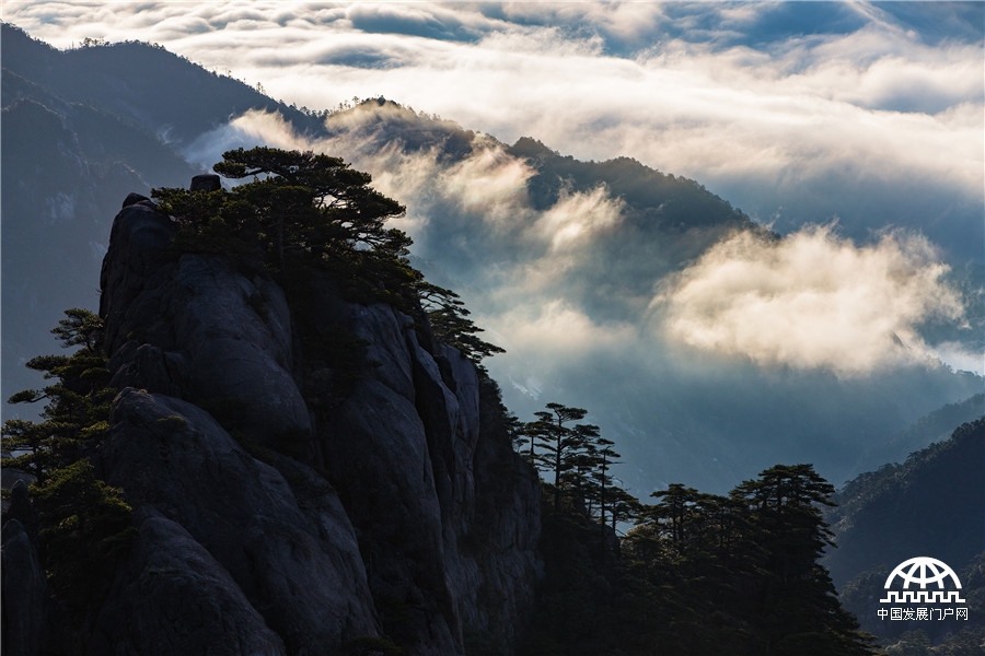 黄山风景区万里云海波涛滚滚 游客热血沸腾