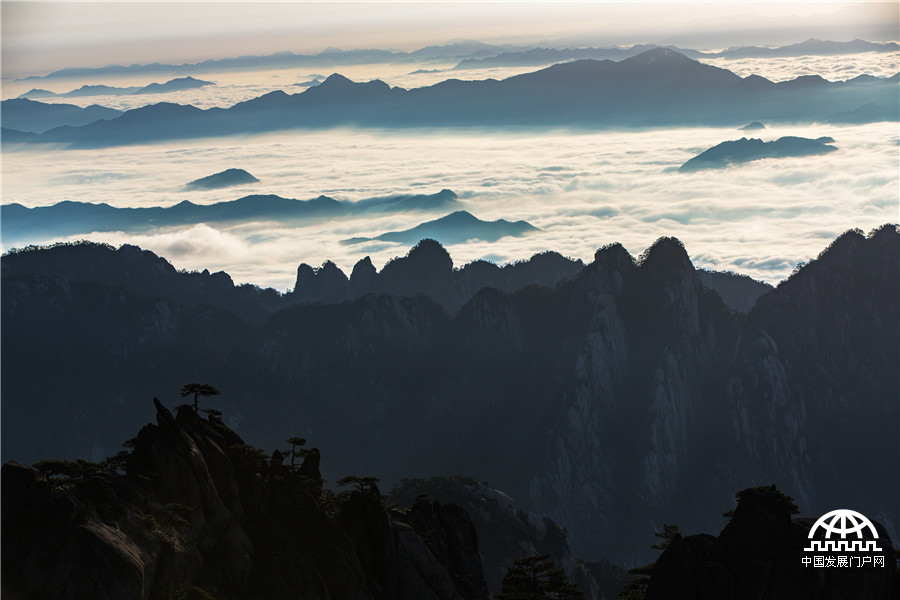 黄山风景区万里云海波涛滚滚 游客热血沸腾
