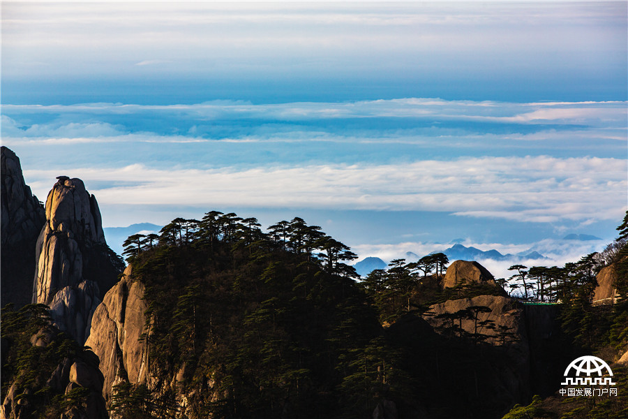黄山风景区万里云海波涛滚滚 游客热血沸腾