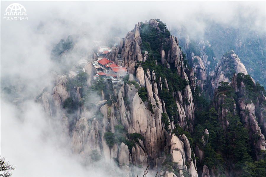 黄山天都峰上坐看云起 雾漫玉屏峰