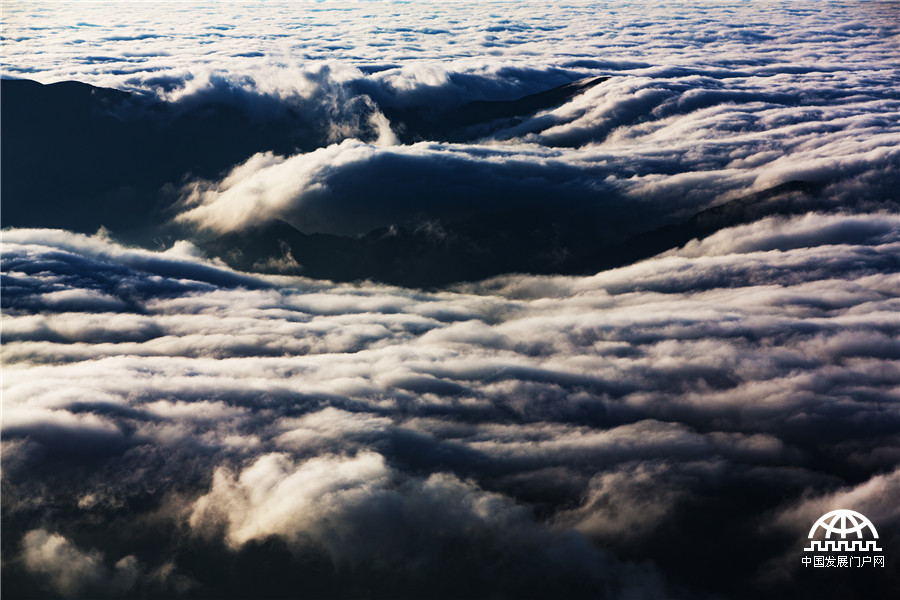 黄山：“云海”波浪起伏 宛如钱塘江大潮滚滚而来