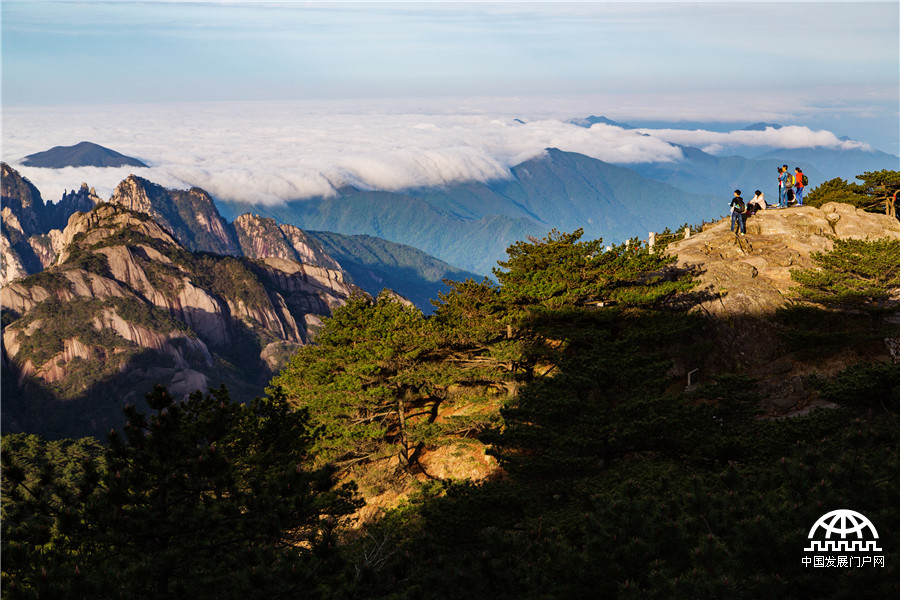 黄山：“云海”波浪起伏 宛如钱塘江大潮滚滚而来