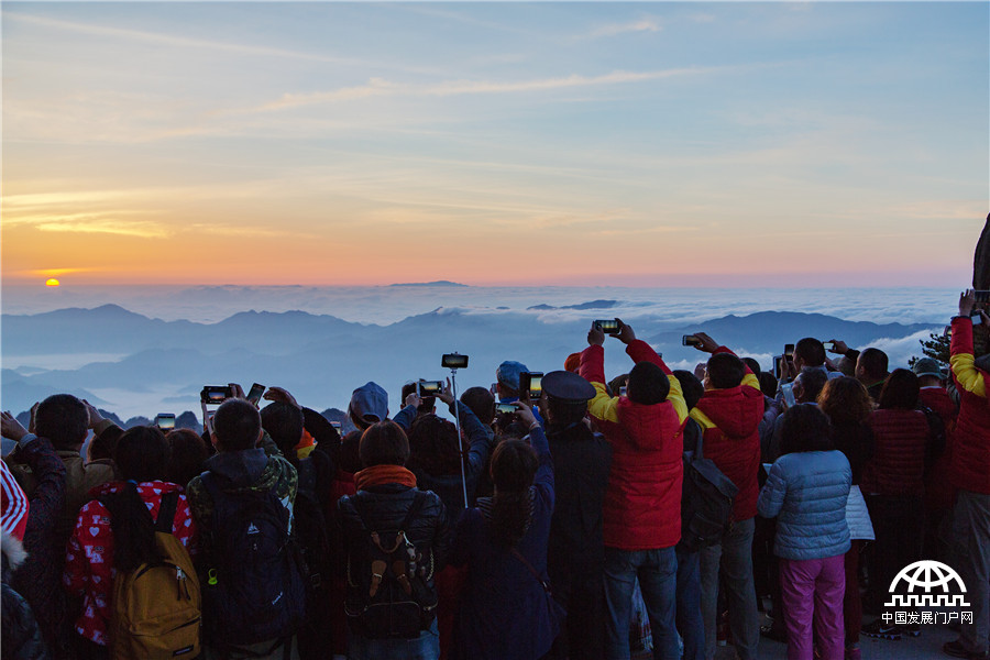 黄山：“云海”波浪起伏 宛如钱塘江大潮滚滚而来