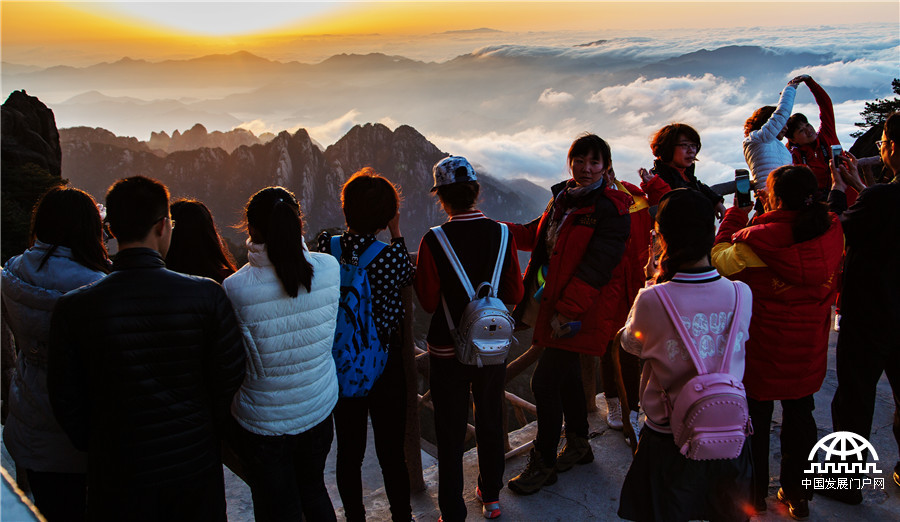 黄山：“云海”波浪起伏 宛如钱塘江大潮滚滚而来