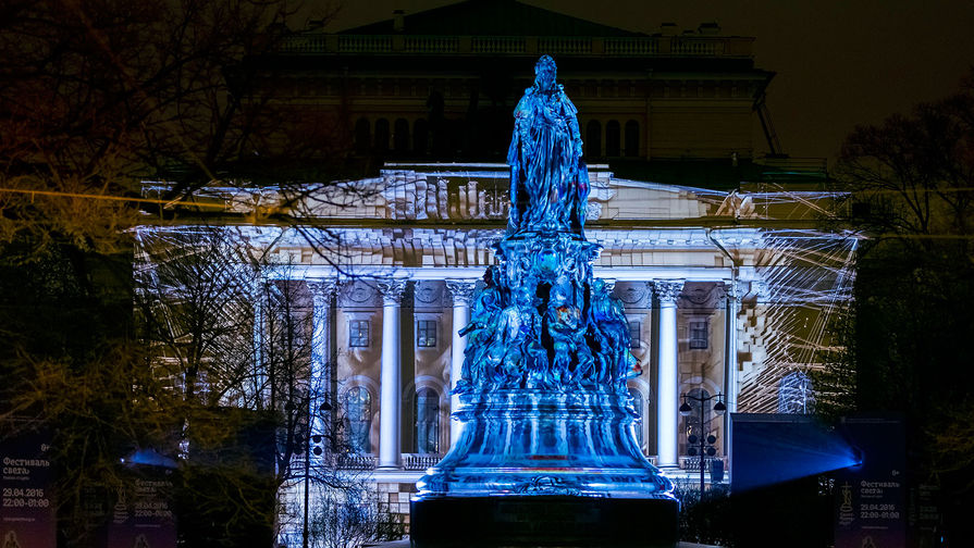 圣彼得堡大型灯光秀 名胜古迹焕新颜