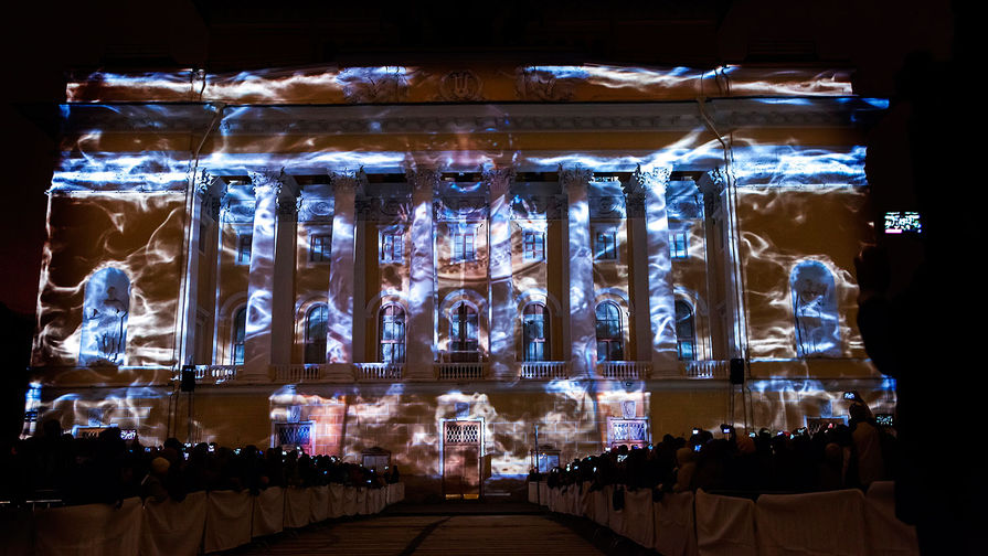 圣彼得堡大型灯光秀 名胜古迹焕新颜