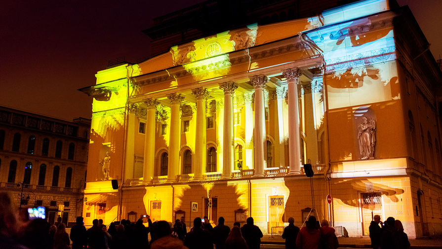 圣彼得堡大型灯光秀 名胜古迹焕新颜