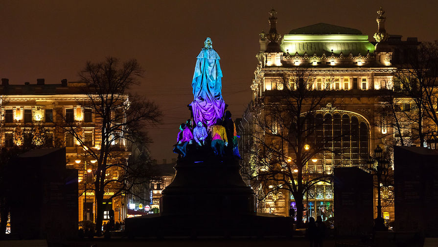 圣彼得堡大型灯光秀 名胜古迹焕新颜