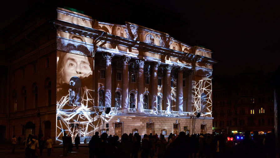 圣彼得堡大型灯光秀 名胜古迹焕新颜