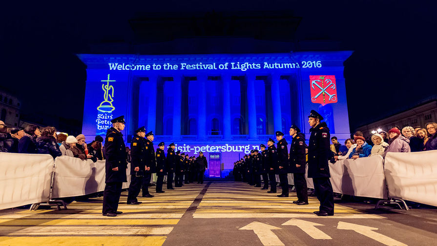 圣彼得堡大型灯光秀 名胜古迹焕新颜