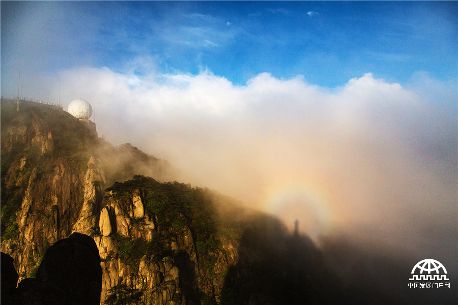 黄山雨后云雾弥漫显“佛光”