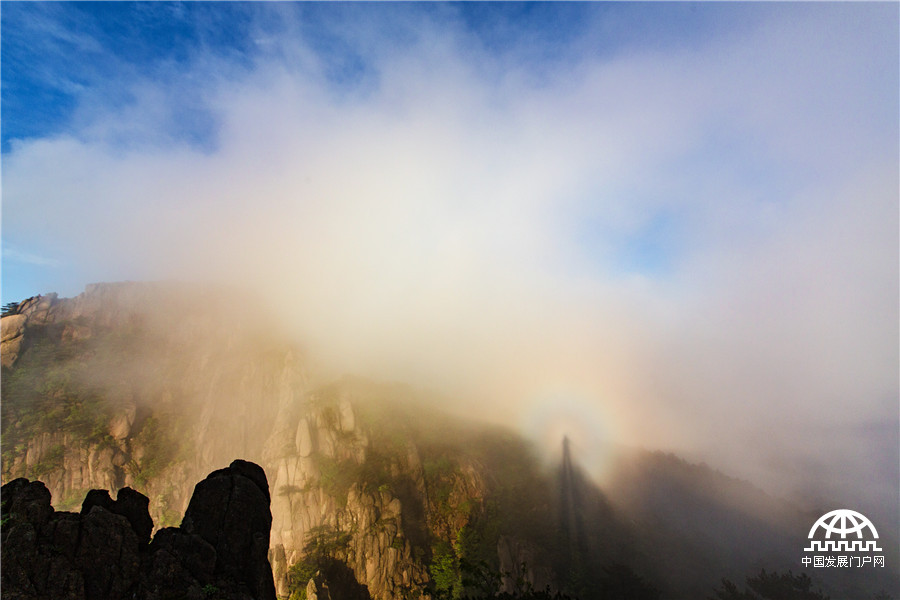 黄山雨后云雾弥漫显“佛光”
