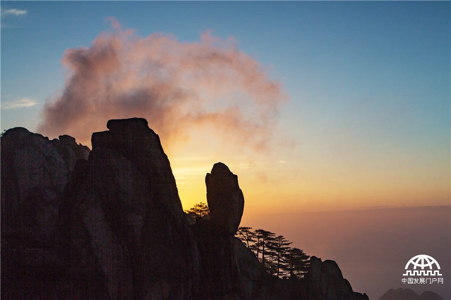 黄山雨后云雾弥漫显“佛光”