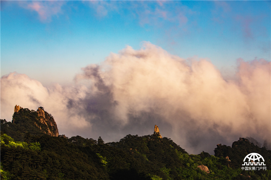黄山雨后云雾弥漫显“佛光”
