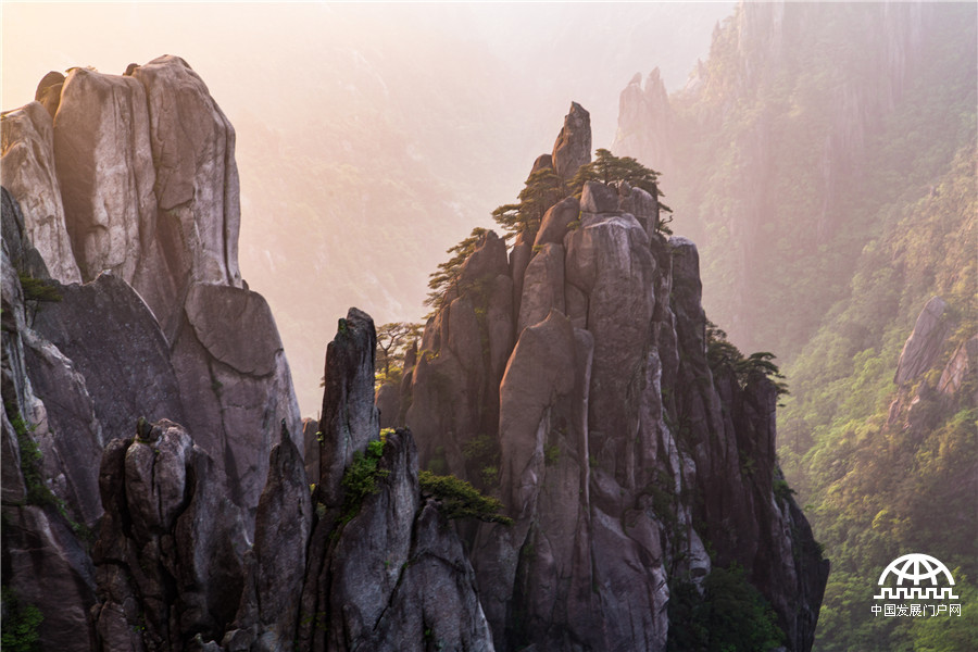 黄山雨后云雾弥漫显“佛光”