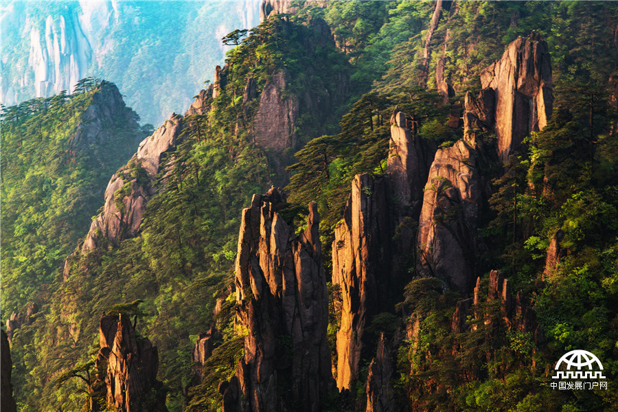 黄山雨后云雾弥漫显“佛光”