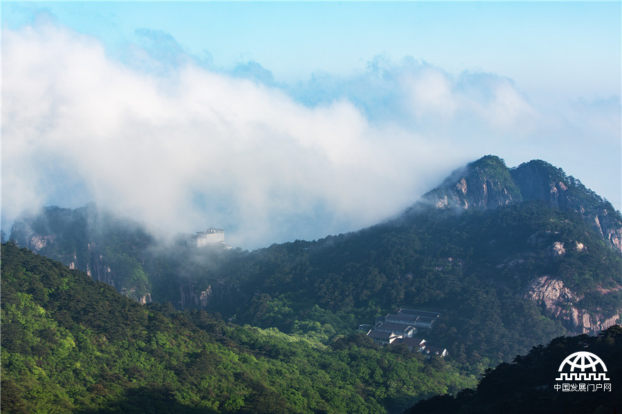 黄山雨后云雾弥漫显“佛光”