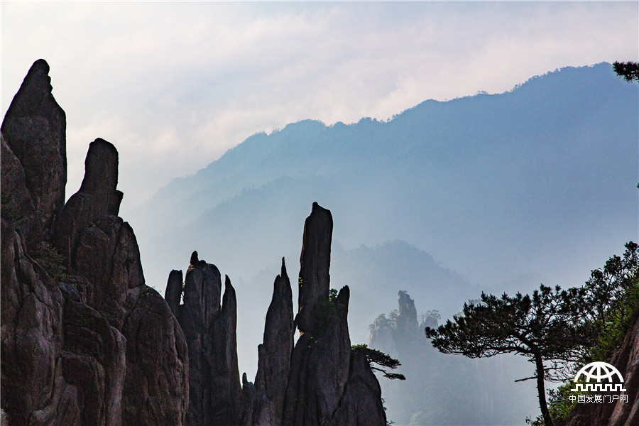 黄山雨后云雾弥漫显“佛光”