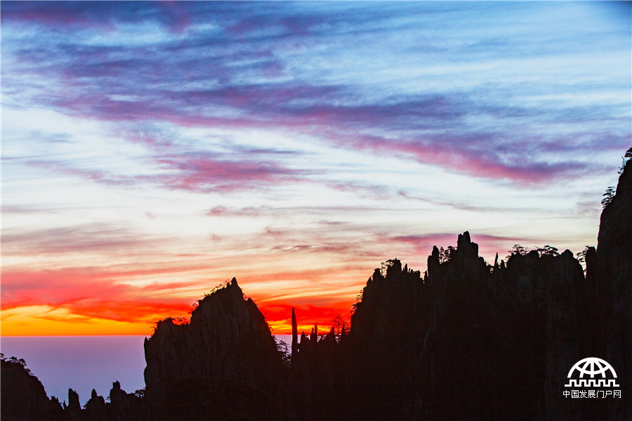 看黄山日出，享受一场绚烂视觉盛宴