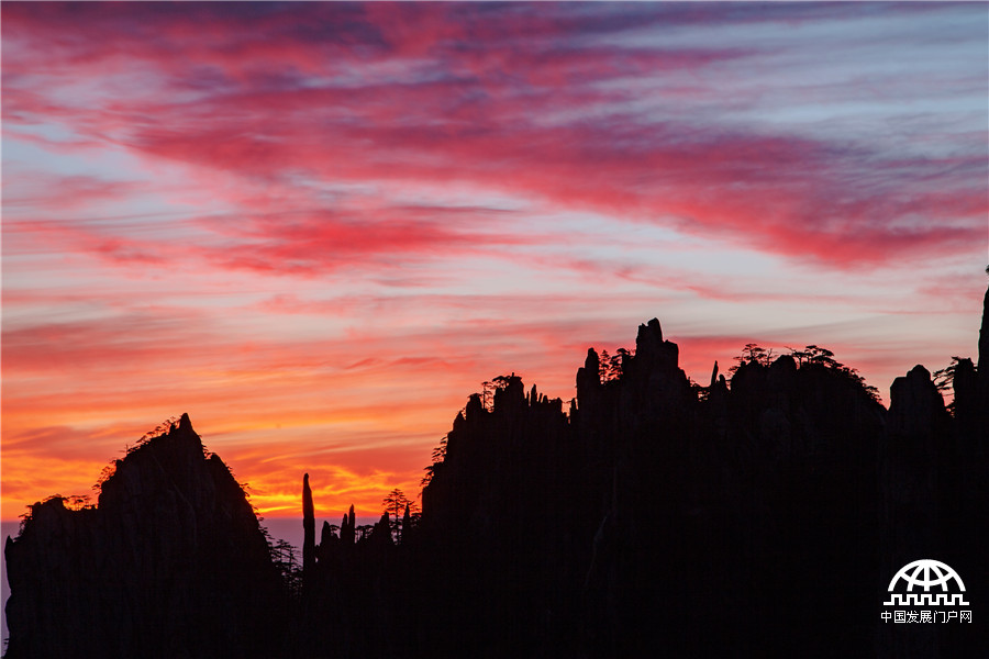 看黄山日出，享受一场绚烂视觉盛宴