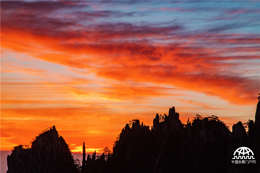 看黄山日出，享受一场绚烂视觉盛宴