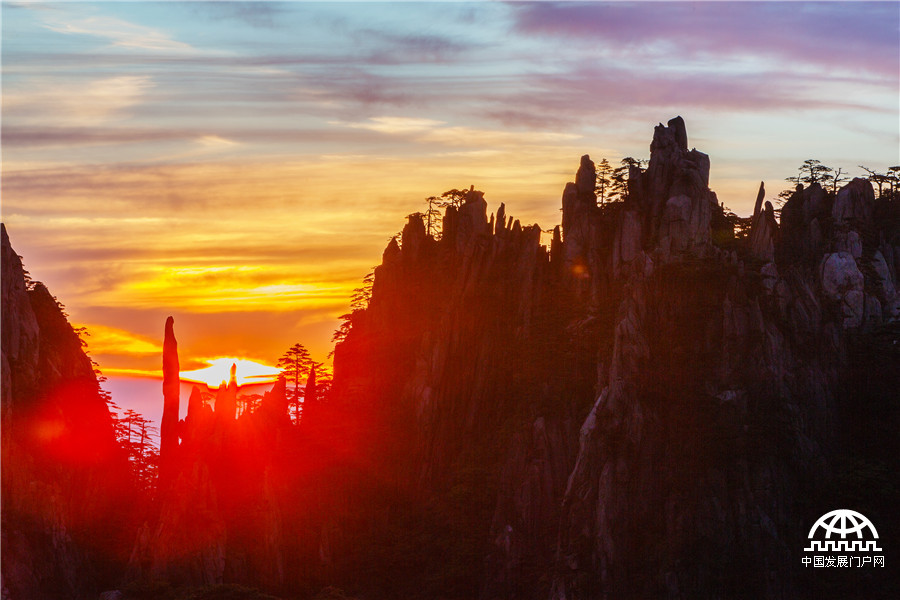 看黄山日出，享受一场绚烂视觉盛宴