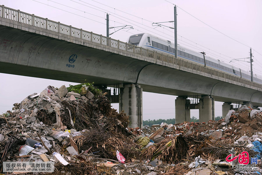 海南万泉河畔建筑垃圾大量倾倒引关注 官方回