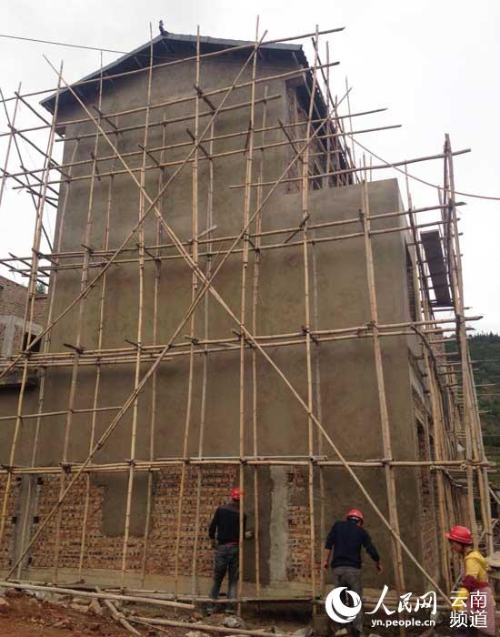 正在建设中的异地搬迁新楼 摄影：木胜玉