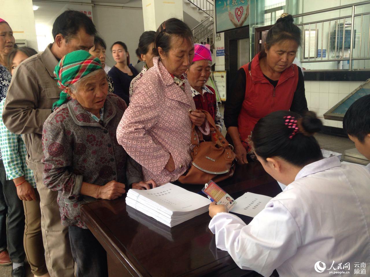 正在排队体检的贫困户 摄影：木胜玉