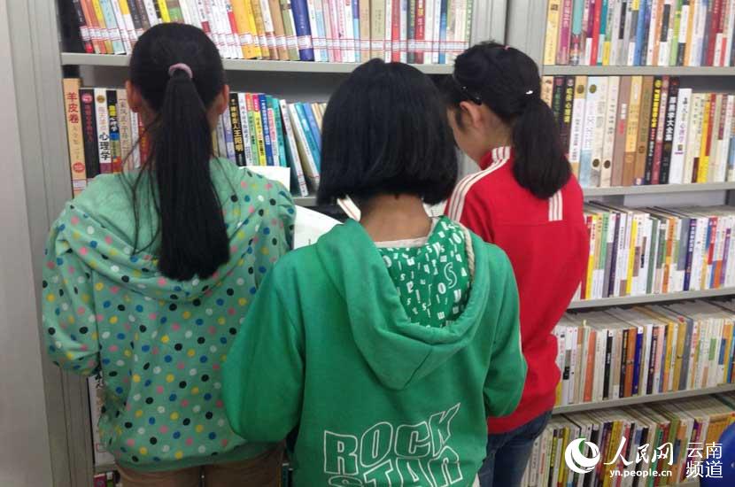 正在挑选图书的当地中学生 摄影:木胜玉