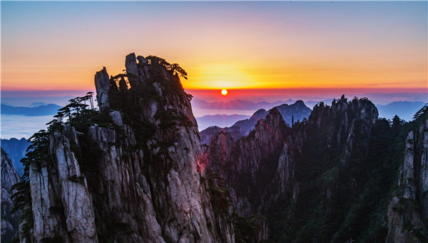 8日早上,成百上千名中外游客和摄影爱好者聚集在黄山北海景区的清凉台