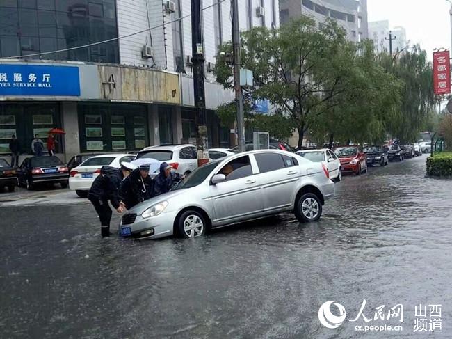 太原市交警帮助一辆机动车摆脱困境（图片来自网友）