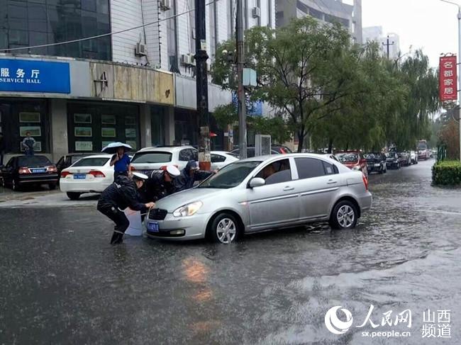 太原市交警帮助一辆机动车摆脱困境（图片来自网友）