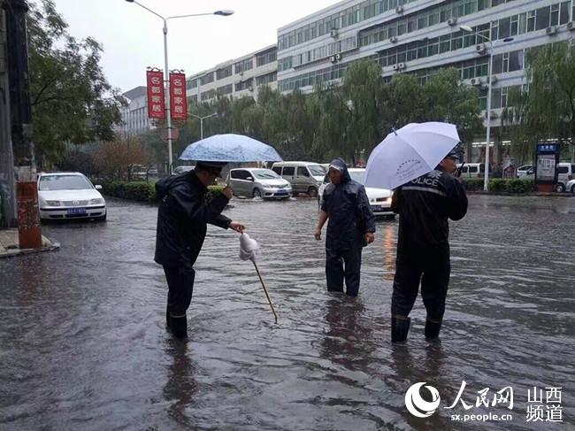 太原市交警在窖井处设立标识（图片来自网友）