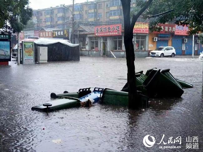 太原市某道路积水严重，垃圾箱漂浮（图片来自网友）