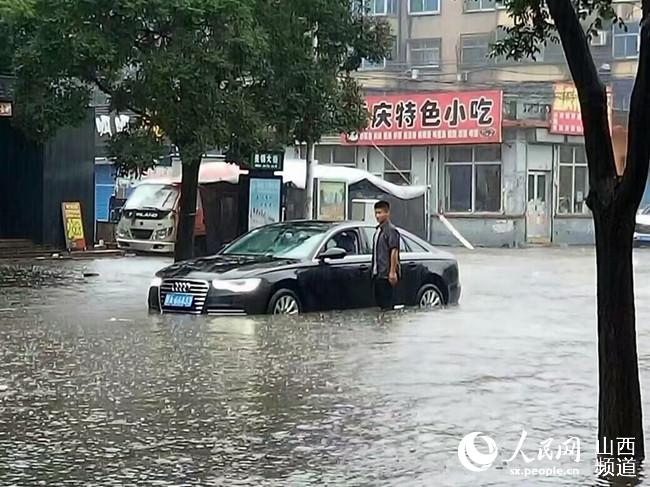 一私家车水中抛锚（图片来自网友）