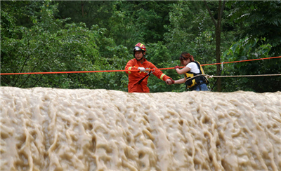 重庆消防员洪水中救出3名游客(组图)