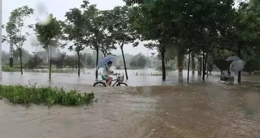 大雨突袭河南 开封多条大街积水严重_中国发展