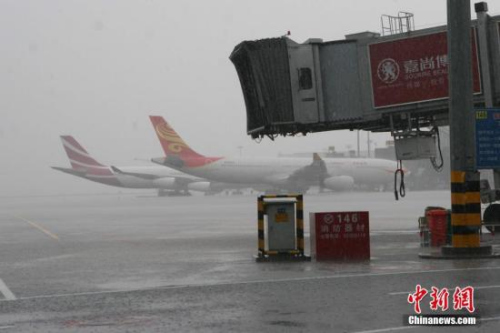 圖為客機停靠雙流機場。 呂俊明 攝