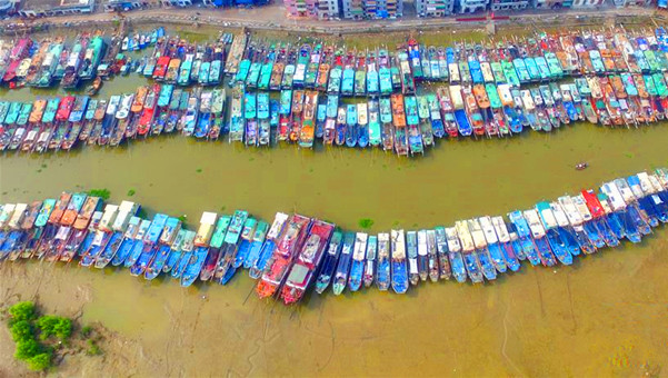 大批渔船在广东省台山市横山渔港避风