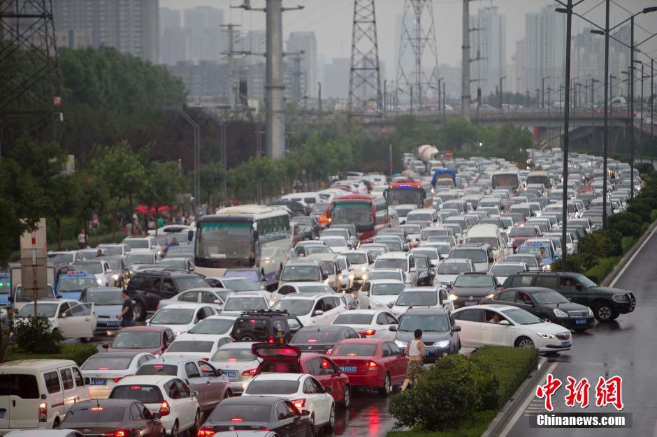 山西太原遭遇暴雨袭城 交通堵塞严重_中国发展