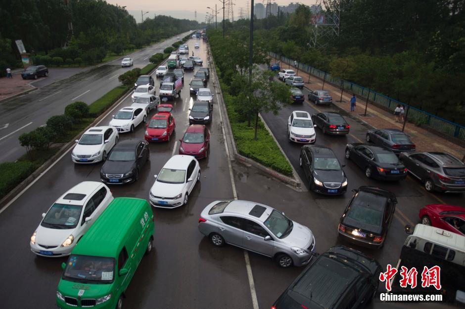 山西太原遭遇暴雨袭城 交通堵塞严重_中国发展