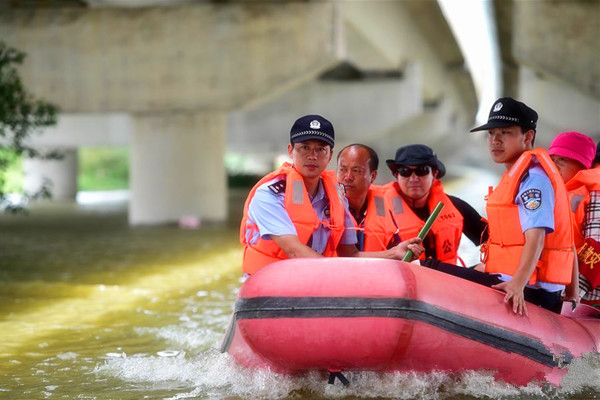 安徽省宣城市双桥派出所民警乘坐皮划艇前往被淹村庄