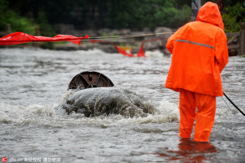 济南雨后城区积水“看海” 排水井顶翻现“水球”