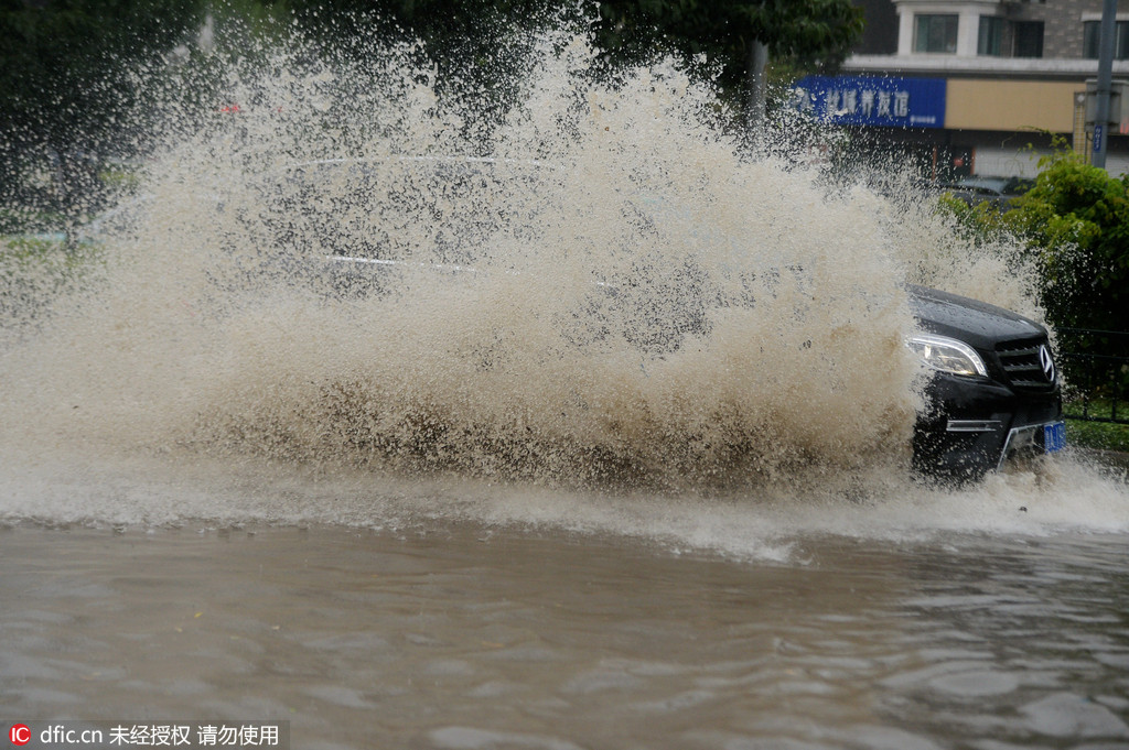 济南雨后城区积水“看海” 排水井顶翻现“水球”【5】
