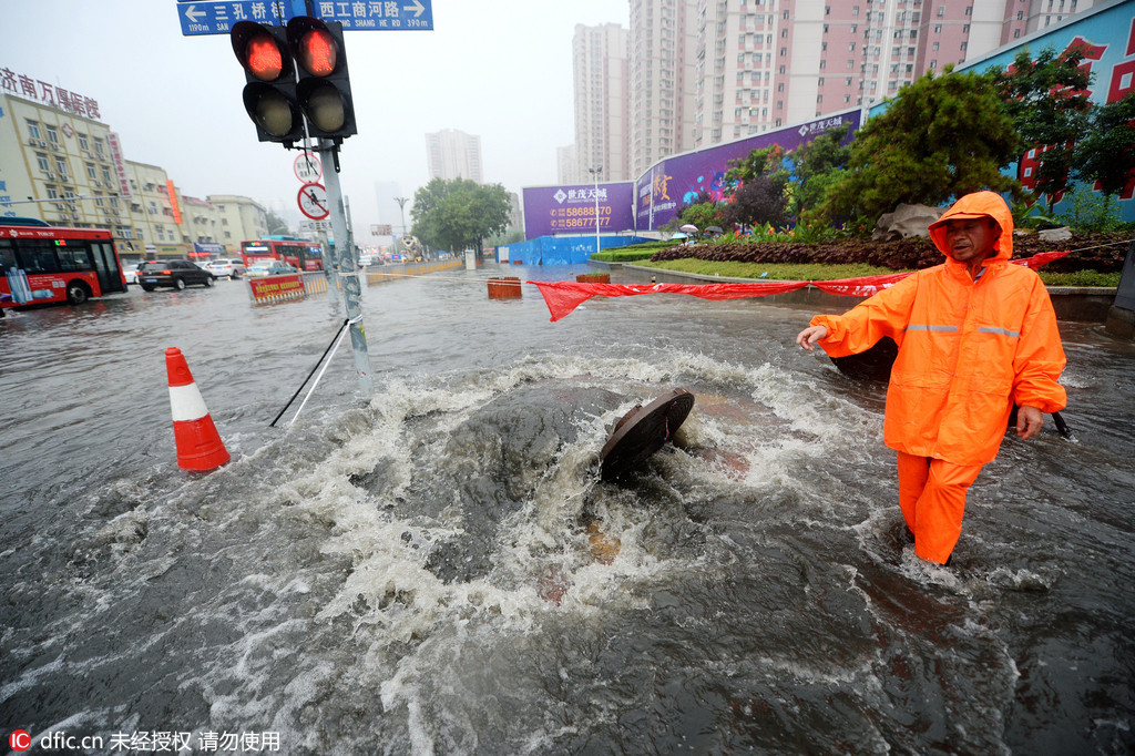 济南雨后城区积水“看海” 排水井顶翻现“水球”【6】