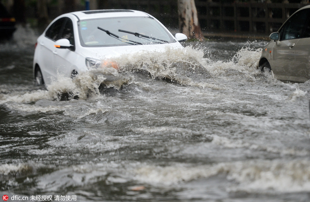 济南雨后城区积水“看海” 排水井顶翻现“水球”【2】